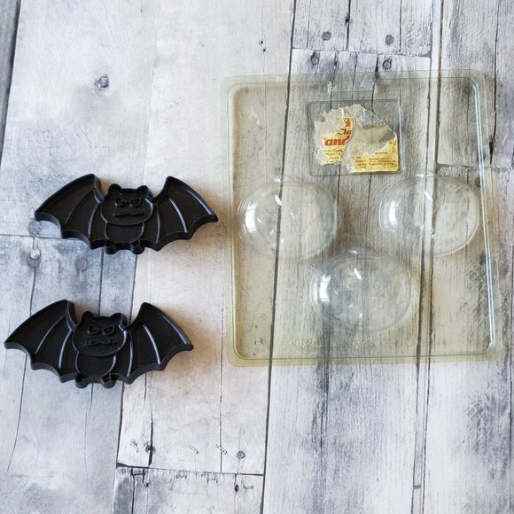 Wilton 3 Pumpkin Mold and Hallmark Bat Cookie Cutters (set of 2) Halloween - Picture 1 of 4